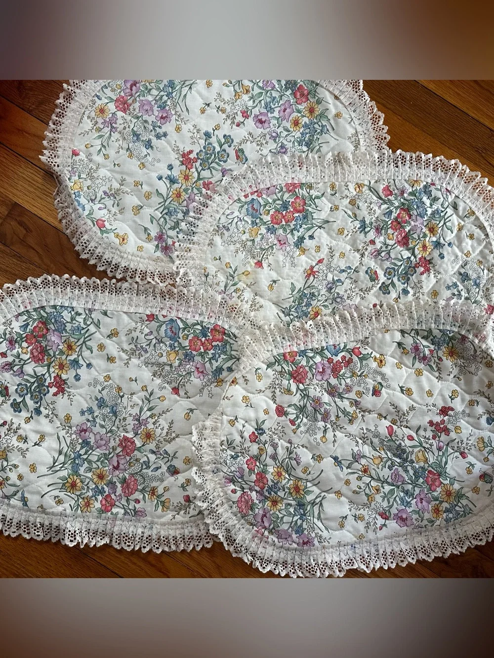 Vintage Quilted Floral Placemats Set of 4 -Oval Lace Trim Wildflower Cottagecore